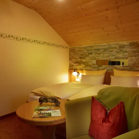 Wanderhotel Gruener Baum ホテル