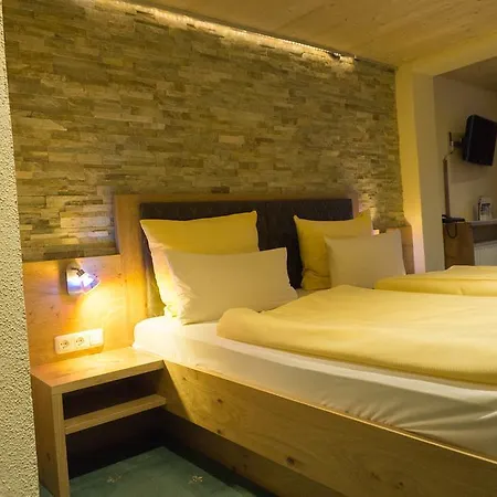 Wanderhotel Gruener Baum ホテル