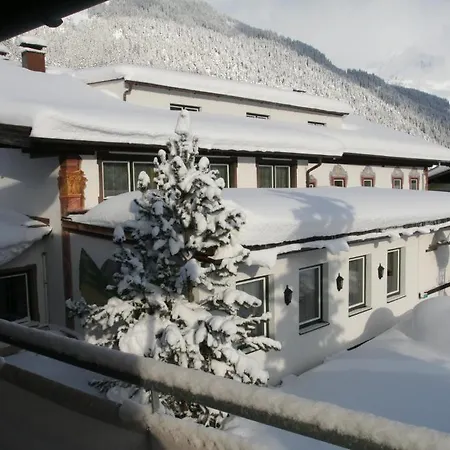 Wanderhotel Gruener Baum 3*