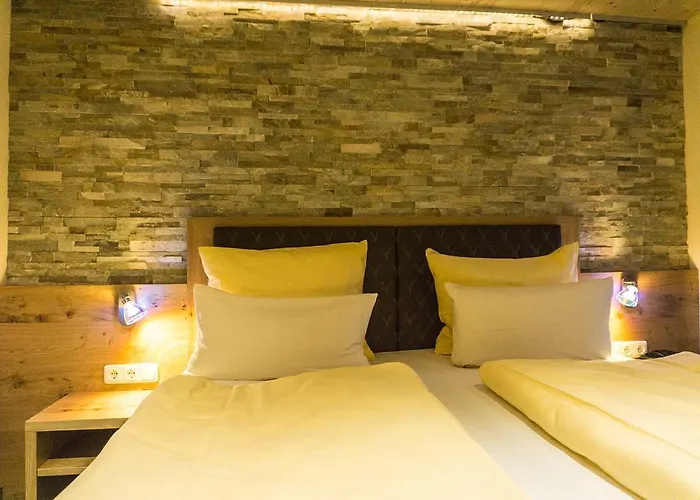 Wanderhotel Gruener Baum 3*